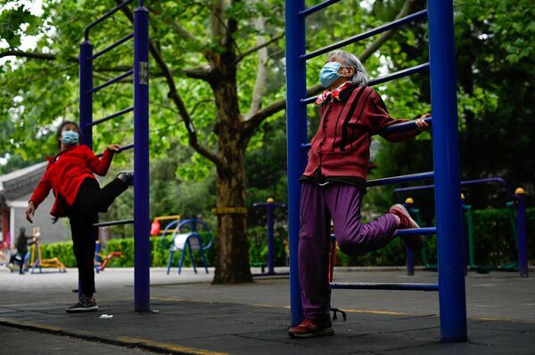 Люди тренируются в парке в Пекине, 8 мая 2022 года. - Sputnik Узбекистан