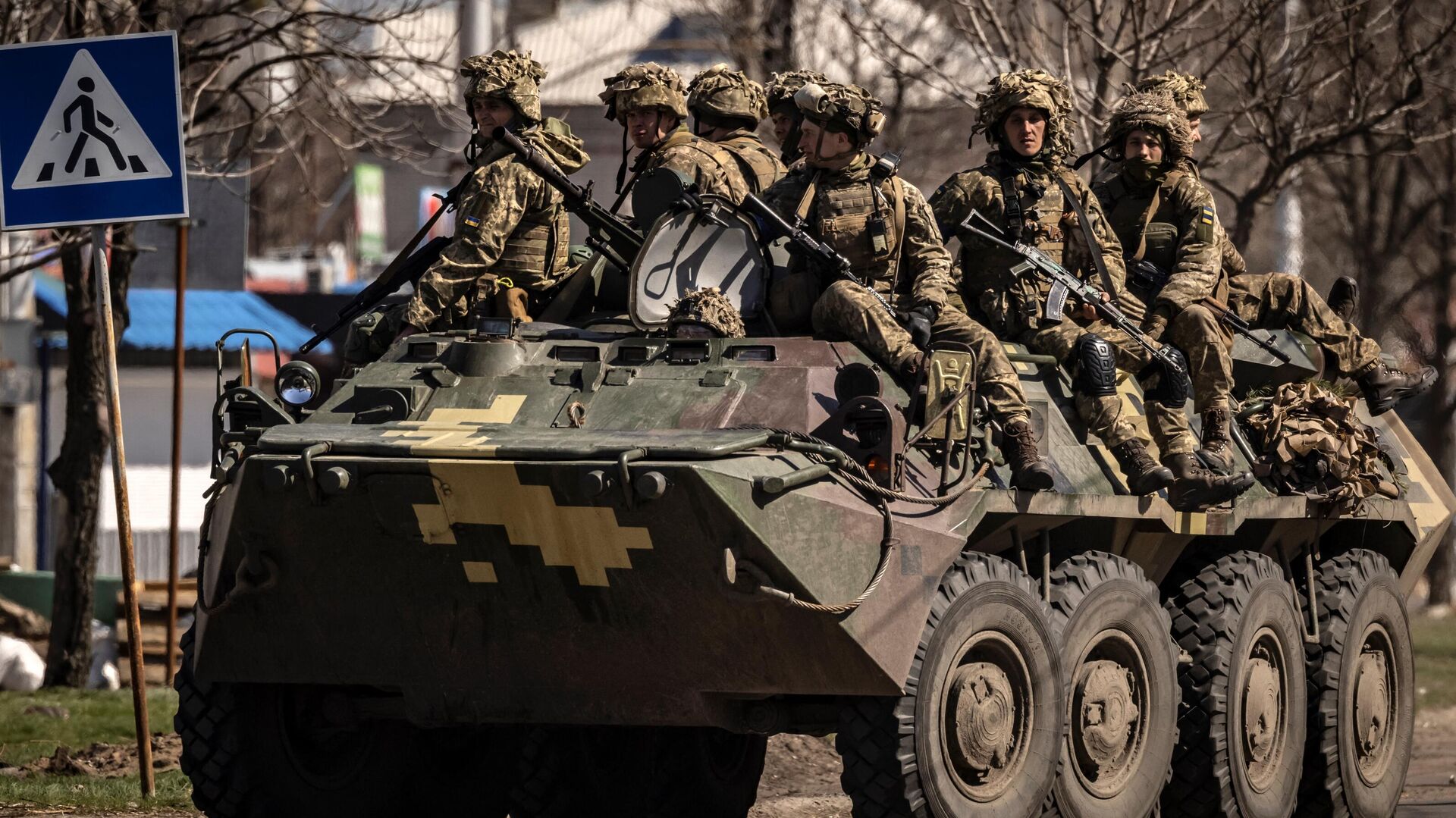Украинские солдаты сидят на бронированной военной машине в городе Северодонецк, Донбасс, 7 апреля 2022 года. - Sputnik Узбекистан, 1920, 13.05.2022