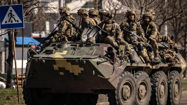 Украинские солдаты сидят на бронированной военной машине в городе Северодонецк, Донбасс, 7 апреля 2022 года - Sputnik Узбекистан