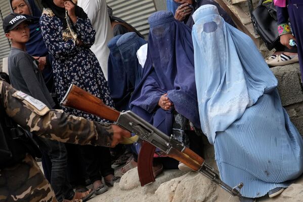 Афганские женщины в очереди на получение гуманитарной помощи. - Sputnik Узбекистан