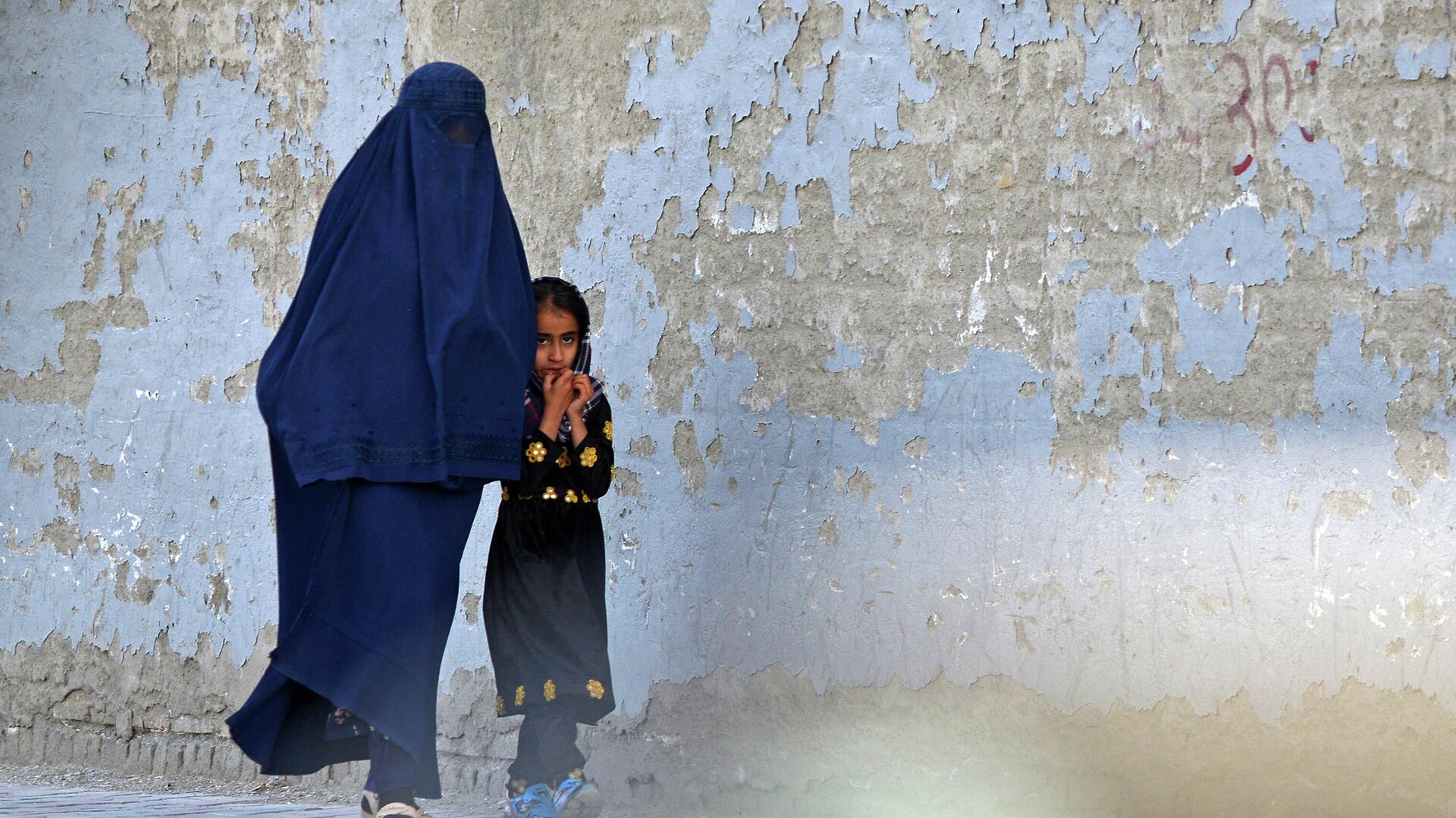 Женщина в бурке с ребенком на улицах Кабула - Sputnik Узбекистан, 1920, 17.05.2022