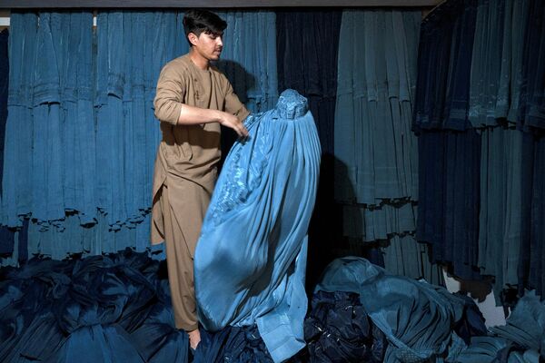 Продавец на рынке Кабула продает бурки. - Sputnik Узбекистан