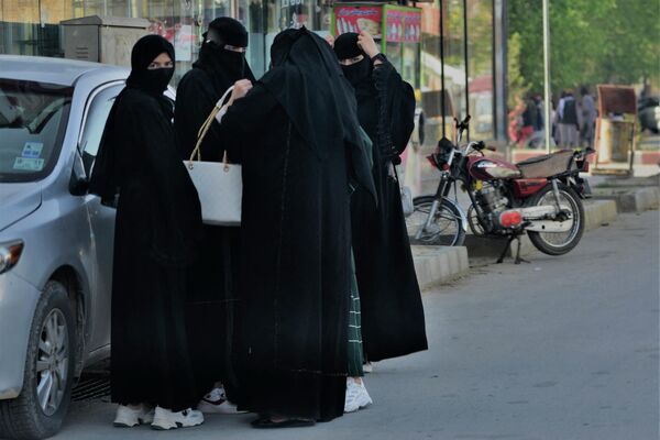 Женщины в никабе на улицах Кабула. - Sputnik Узбекистан