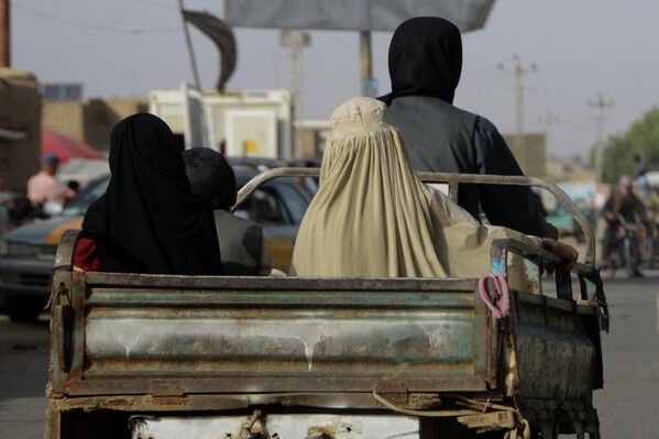 Женщины в бурке на улицах Кандагара. - Sputnik Узбекистан