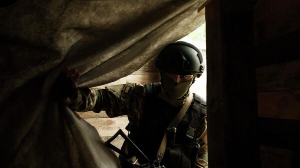 Soldat Natsionalnoy gvardii Ukraini zaxodit v podzemnoe ubejishe na pozitsii pod Xarkovom - Sputnik O‘zbekiston