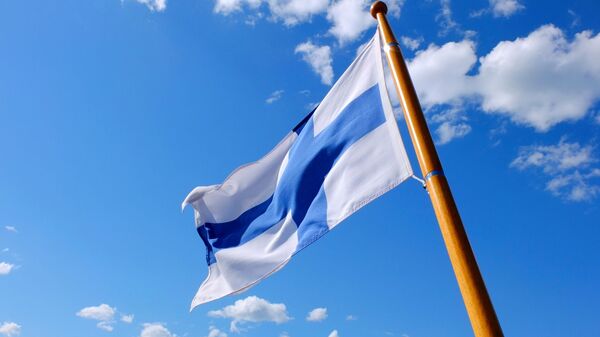 Флаг Финляндии на фоне неба  - Sputnik Ўзбекистон