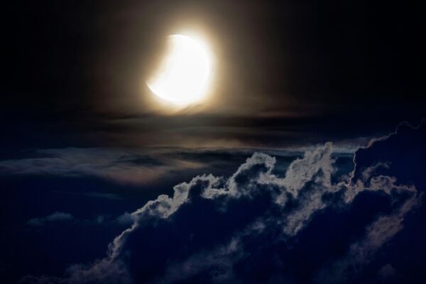 Лунное затмение в местности недалеко от Франкфурта, Германия. - Sputnik Узбекистан
