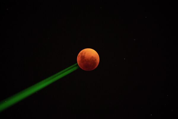 Кровавая луна видна во время полного лунного затмения в Сантьяго, Чили. - Sputnik Узбекистан