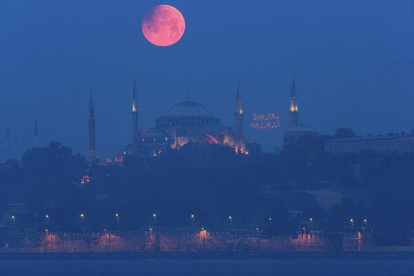 Полная луна поднимается над собором Святой Софии в Стамбуле, Турция. - Sputnik Узбекистан