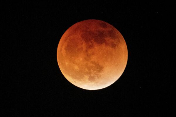 А так Луна видна в Калифорнии. - Sputnik Узбекистан
