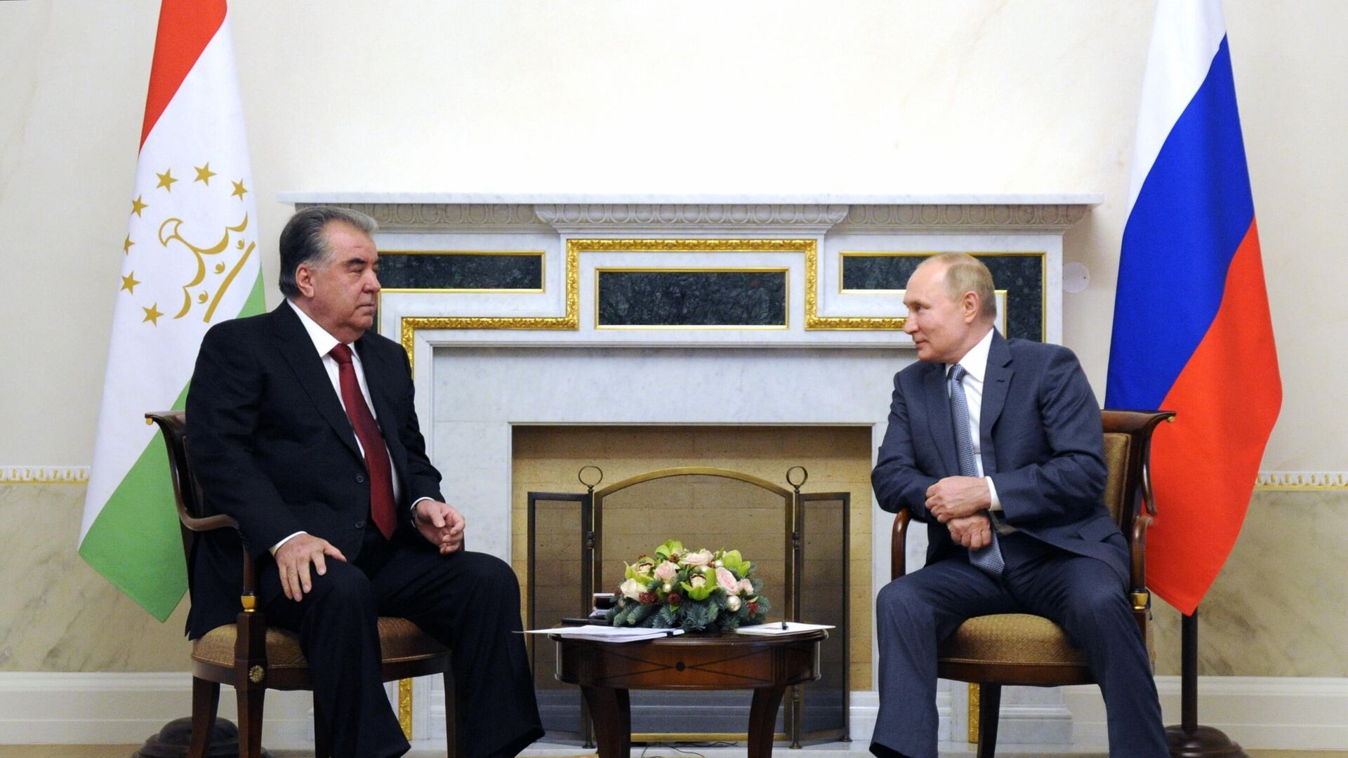 Беседа президента РФ В. Путина с президентом Таджикистана Э. Рахмоном - Sputnik Узбекистан, 1920, 16.05.2022