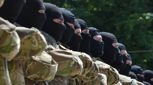 Бойцы батальона “Азов” принимают присягу на верность Украине на Софийской площади в Киеве перед отправкой на Донбасс - Sputnik Узбекистан