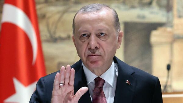 Prezident Tursii Redjep Tayip Erdogan vistupayet na rossiysko-ukrainskix peregovorax vo dvorse Dolmabaxche v Stambule.  - Sputnik O‘zbekiston