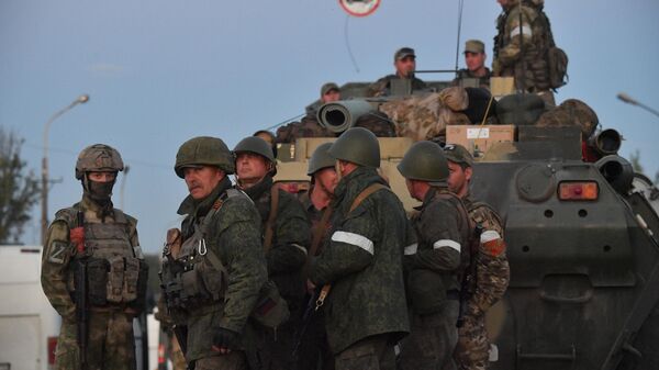 Военнослужащие ДНР на блокпосту рядом с территорией завода Азовсталь в Мариуполе - Sputnik Ўзбекистон