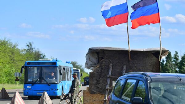 Вывоз сдавшихся в плен украинских военных и боевиков с Азовстали - Sputnik Узбекистан