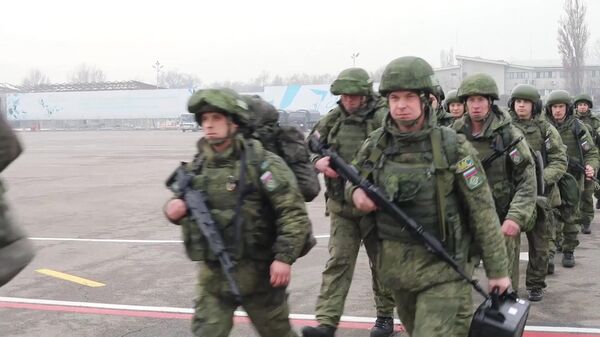 Военнослужащие ВДВ России, входящих в состав миротворческих сил Организации Договора о коллективной безопасности (ОДКБ) - Sputnik Узбекистан