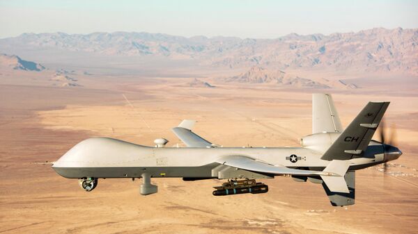 Bespilotniy letatelniy apparat MQ-9 Reaper (BPLA ili DRON), proletayushiy nad ispitatelnim i trenirovochnim poligonom v Nevade 14-yanvarya 2020 goda.  - Sputnik O‘zbekiston