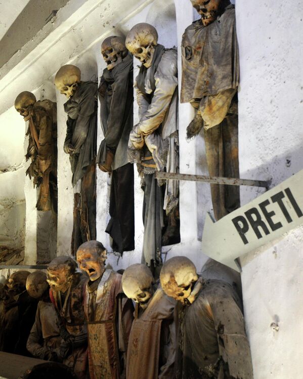 Это фото показывает вид мумифицированных трупов монахов в Катакомбах капуцинов, находящихся в сицилийском Палермо. Музей представляет собой подземные погребальные галереи — это обширное захоронением сицилийской знати XVI-XIX веков. - Sputnik Узбекистан