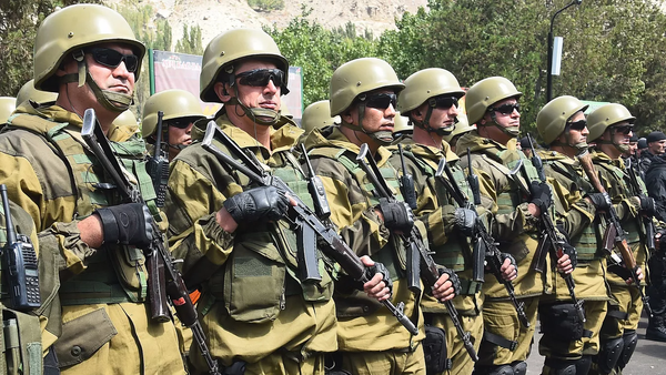 Военный парад в Хороге по случаю приезда президента Таджикистана - Sputnik Узбекистан