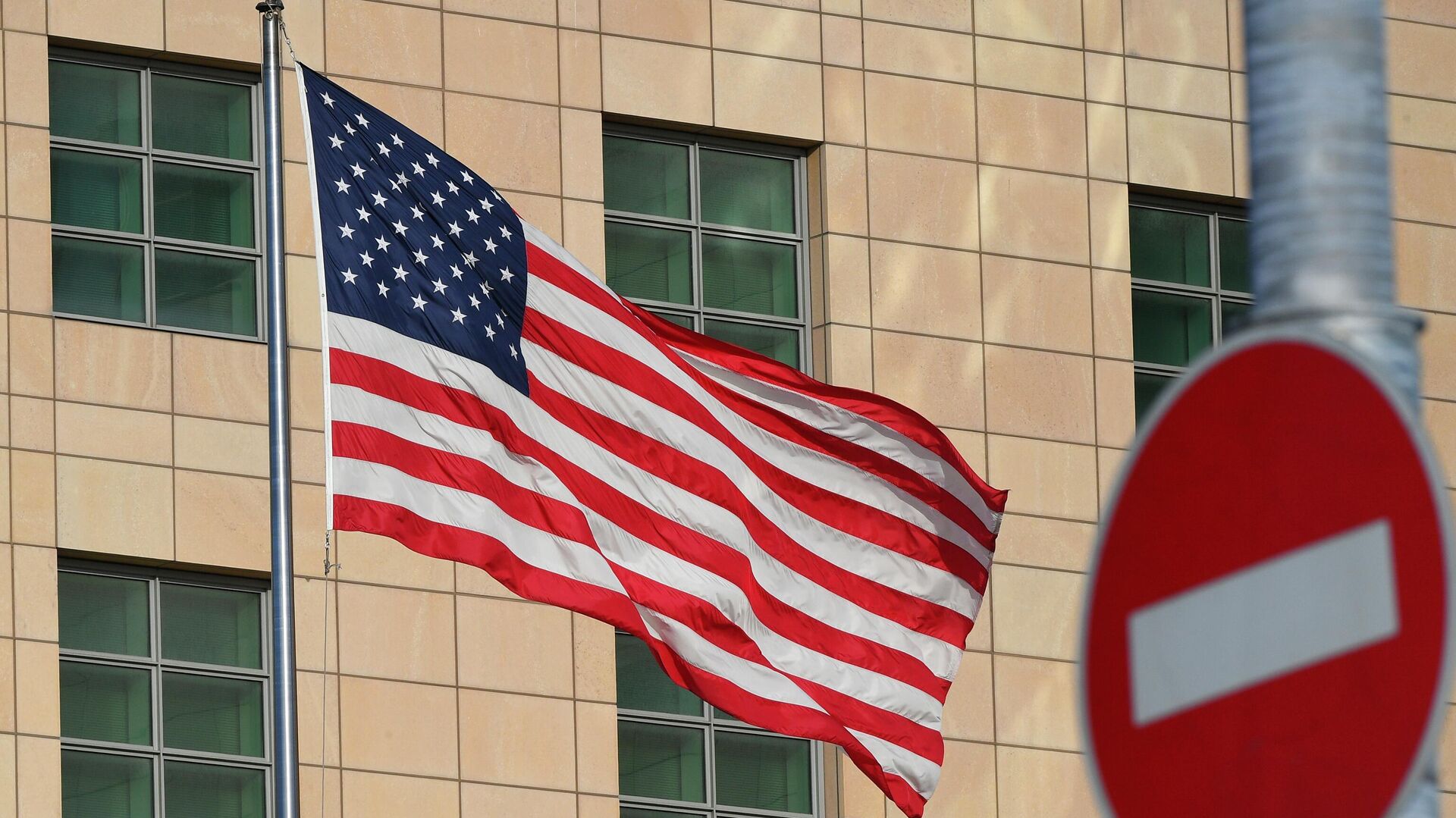 Государственный флаг США у американского посольства в Москве. - Sputnik Узбекистан, 1920, 25.05.2022