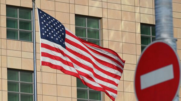 Государственный флаг США у американского посольства в Москве. - Sputnik Ўзбекистон