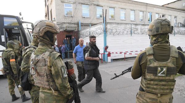 Сдавшихся в плен украинских военных и боевиков доставили в СИЗО в Еленовку - Sputnik Ўзбекистон