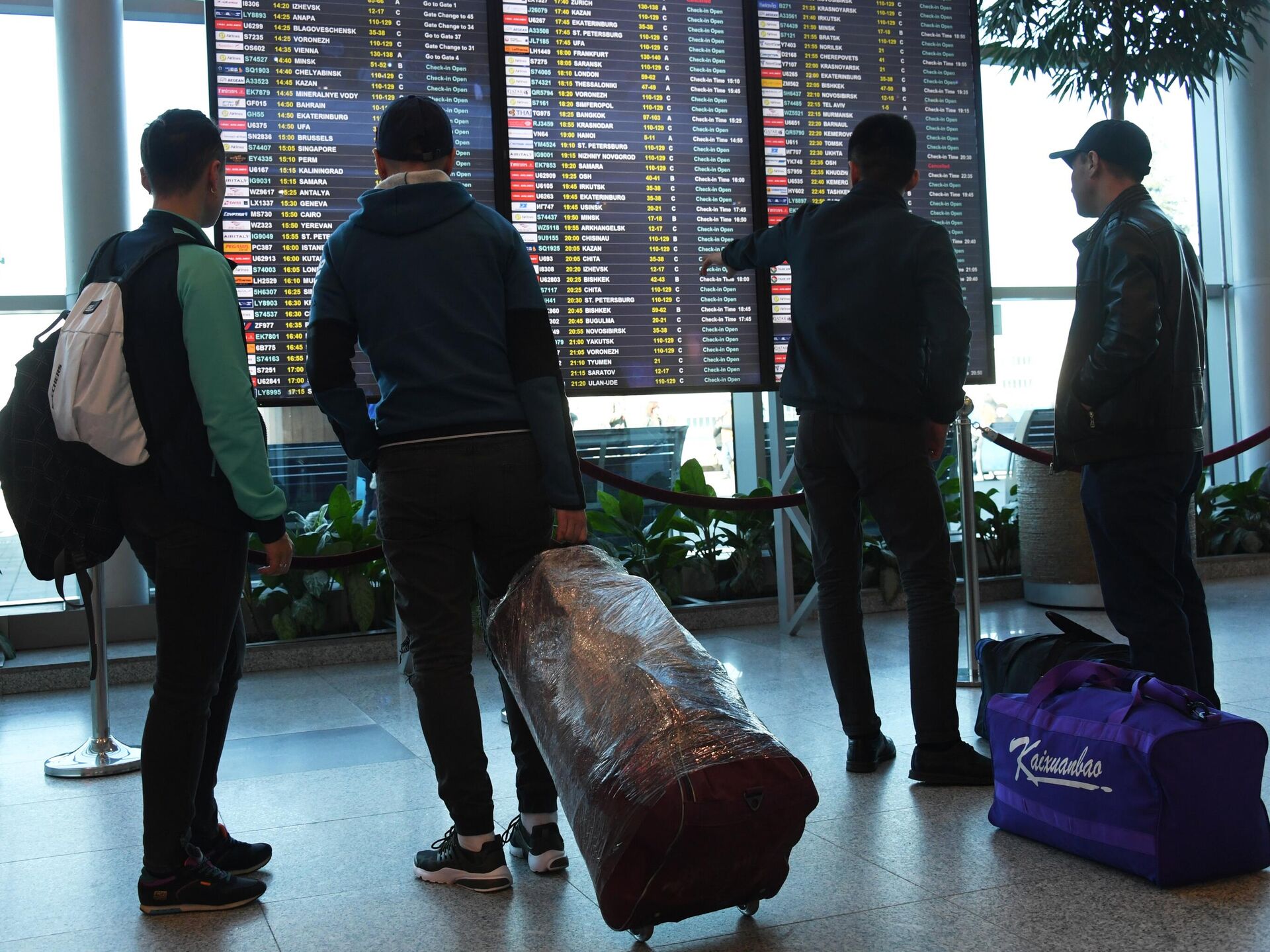 Домодедово аэропорт таджики уезжают. Мигранты в аэропорту. Мигранты в аэропорту Домодедово. Мигранты в аэропортах Москвы. Трудовые мигранты в аэропорту.