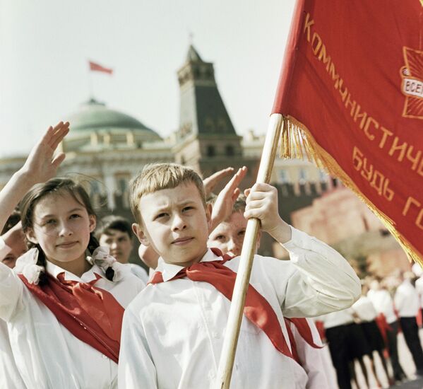 В пионерскую организацию принимали школьников в возрасте от 9 до 14 лет. Участники торжественной церемонии принятия в пионеры на Красной площади в Москве. - Sputnik Узбекистан