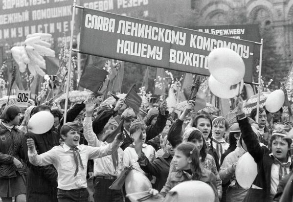 Советские пионеры во время демонстрации в честь 60-летия пионерской организации им. В.И. Ленина. - Sputnik Узбекистан