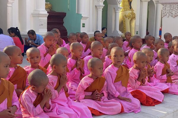 Буддийские монахини молятся в пагоде Шведагон, Мьянма. - Sputnik Узбекистан