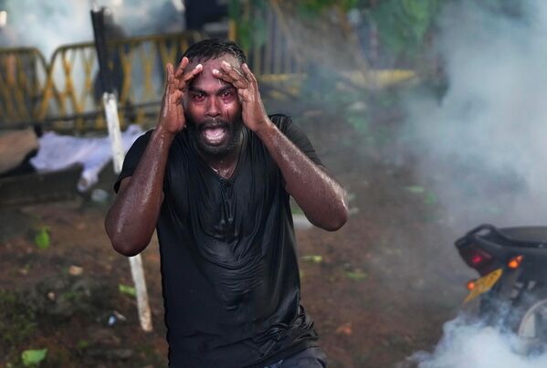 Раненый протестующий во время антиправительственной акции протеста в Коломбо, Шри-Ланка. - Sputnik Узбекистан
