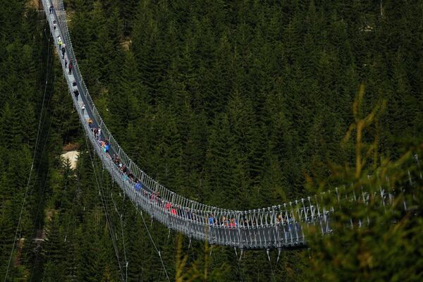 Посетители пересекают подвесной мост для пешеходов, который является самой длинной подобной конструкцией в мире, вскоре после его официального открытия на горнолыжном курорте &quot;Долни Морава&quot; в Чехии. - Sputnik Узбекистан