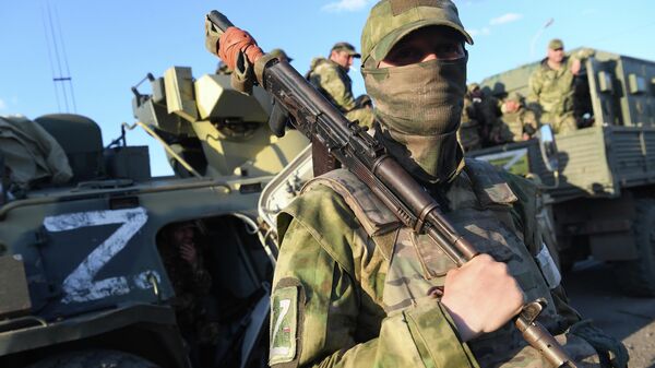 Военнослужащие ДНР на блокпосту рядом с территорией завода Азовсталь в Мариуполе - Sputnik Узбекистан