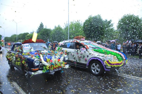 Более 200 авто и мотоциклов, украшенных самыми разными цветами, проехали по улицам областного центра. - Sputnik Узбекистан
