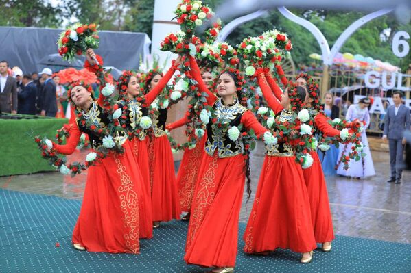 Фестиваль в Намангане — это не только цветы, а еще и выступления фольклорных ансамблей. - Sputnik Узбекистан