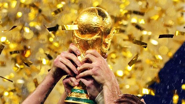 Кубок чемпионата мира по футболу 2018 в руках игроков сборной Франции на церемонии награждения победителей  - Sputnik Узбекистан