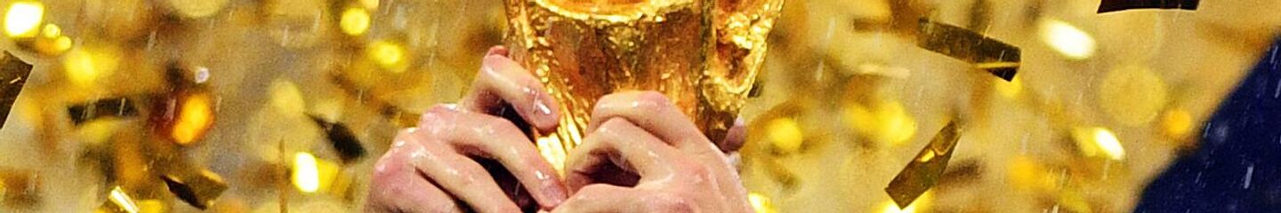 Кубок чемпионата мира по футболу 2018 в руках игроков сборной Франции на церемонии награждения победителей.  - Sputnik Ўзбекистон