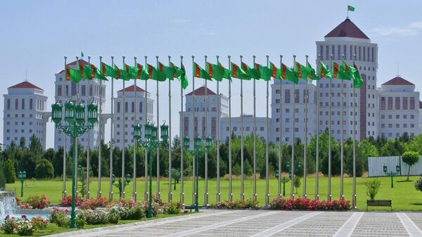 Государственные флаги Туркменистана в Ашхабаде. Архивное фото - Sputnik Узбекистан