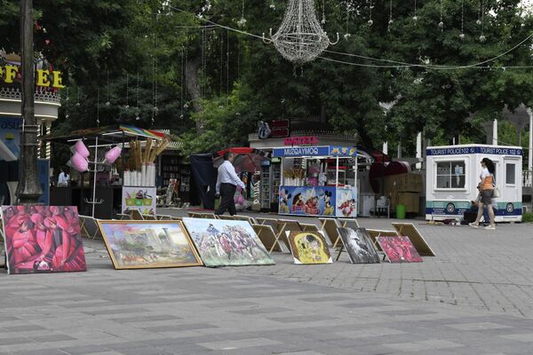 Сквер Амира Темура всегда переполнен людьми, уже стал любимым местом как для молодежи, так и для молодоженов. - Sputnik Узбекистан