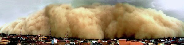 Пыльная буря накрыла пустынный город Биканер в штате Раджастхан на западе Индии. Фото 2010 года. - Sputnik Узбекистан