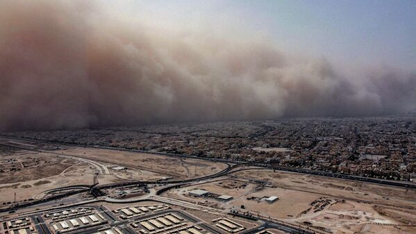 На этом снимке, сделанном 23 мая 2022 года, мощная пыльная буря надвигается на Кувейт. - Sputnik Узбекистан