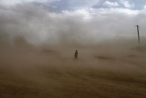 Афганец идет во время пыльной бури в Кабуле, 2010 год. - Sputnik Узбекистан