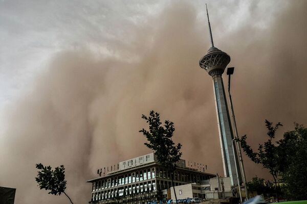 Так песчаная буря накрыла иранскую столицу Тегеран в 2014 году. Тогда жертвами бури стали десятки человек, четверо погибли. - Sputnik Узбекистан