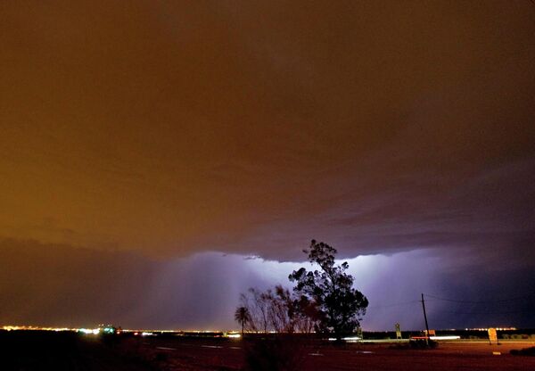 Молния во время очередной песчаной бури в Аризоне, США. 2011 год. - Sputnik Узбекистан