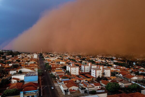 В прошлом году пыльная буря охватила район Носса-Сеньора-ду-Карму в городе Фруталь, Бразилия.  - Sputnik Узбекистан