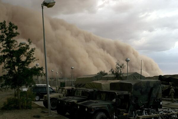 Массивное облако песчаной бури в Ираке. Песчаная буря — это сильный сухой ветер, дующий над пустыней, который поднимает и несет облака песка или пыли, часто настолько плотные, что заслоняют солнце и уменьшают видимость почти до нуля.  - Sputnik Узбекистан