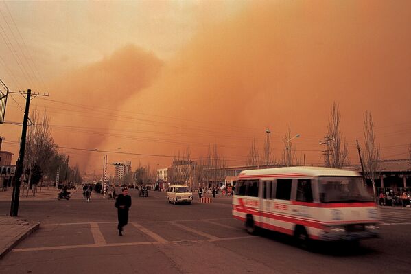 Типичная песчаная буря в Китае. - Sputnik Узбекистан