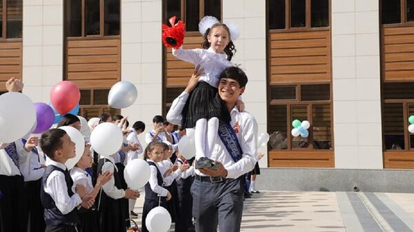Последний звонок в школах Узбекистана - Sputnik Узбекистан