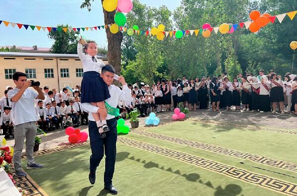 &quot;Последний звонок&quot; в школах Ташкента - Sputnik Узбекистан