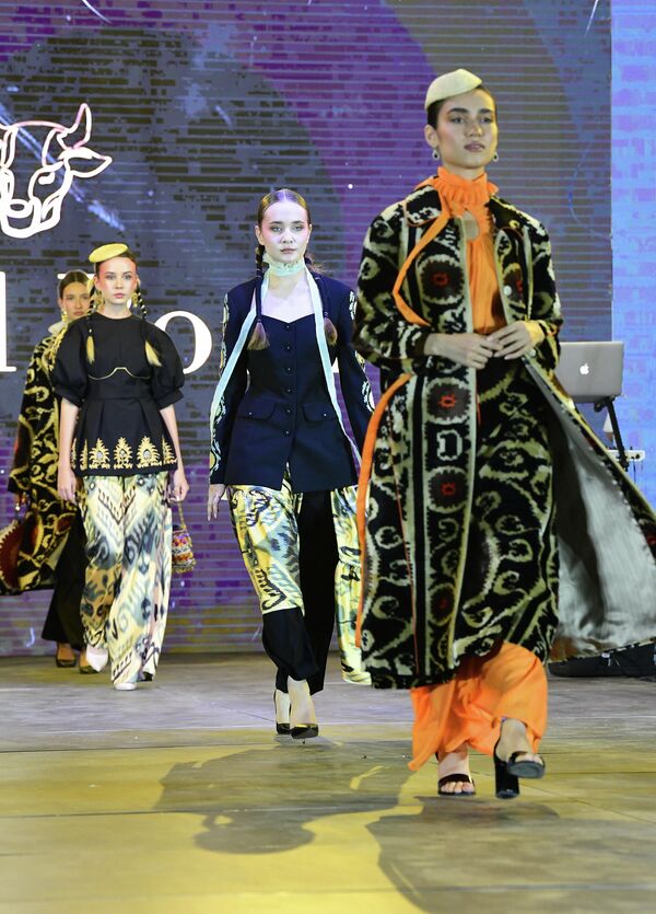 В современном мире моды традиционные узбекские ткани — адрас и атлас — актуальны как никогда. - Sputnik Узбекистан